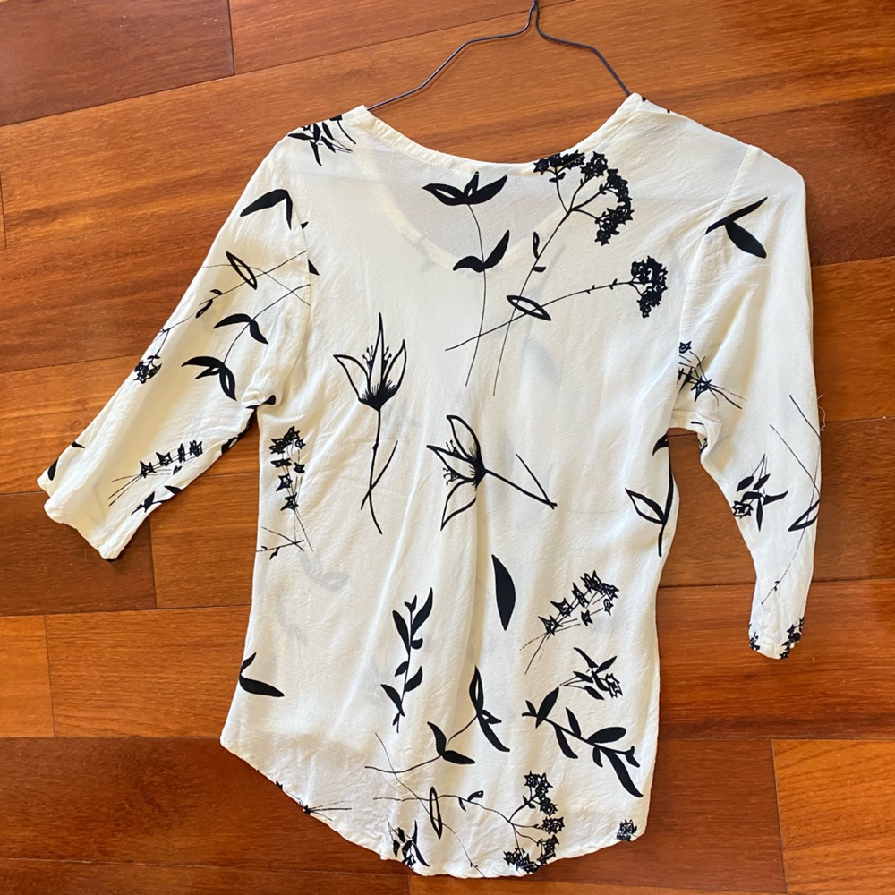 White leaves pattern top size M
